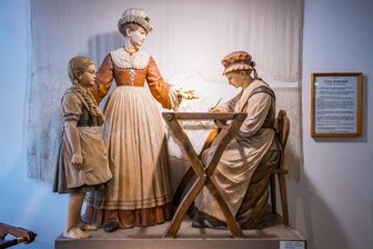 Frauenpower anno 1775: Wie eine Stadt im Erzgebirge eine historische Persönlichkeit ehren will - Wirkliche Bilder von Clara Angermann gibt es nicht. Schnitzer Paul Schneider aus Annaberg hat diese Figurengruppe 1941, gestiftet von der Fabrikantenschaft Eibenstock, geschaffen. Es ist nicht einmal klar, welche der beiden Frauen Clara Angermann darstellen soll.