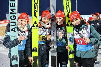 Frauenpower beim VSC Klingenthal: Dreimal Silber bei der Junioren-WM lässt Skisportlerinnen strahlen - Die Skispringerinnen Julina Kreibich, Megi Lou Schmidt, Emily Teubner und Anna-Fay Scharfenberg (von links) freuen sich über Team-Silber.