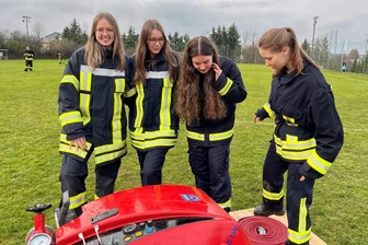 Frauenpower erwacht im Feuerwehrsport: Und wozu Großhartmannsdorf 1000 Euro braucht - Madlen Tilger, Pauline Frenzel, Viktoria Börner und Jasmin Reichelt sind vier der insgesamt neun Frauen, die im Feuerwehrsport eine Frauen-Wettkampfmannschaft gegründet haben.