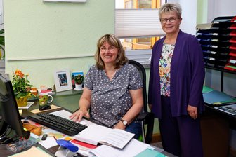 Frauenpower im Bernsdorfer Rathaus: Was bringt der Wechsel auf dem Chefsessel? - Bürgermeisterin Elisabeth Rips-Plath (links) ist neu im Chefsessel. Mit 67 Jahren hat Roswitha Müller hat den Stuhl geräumt.