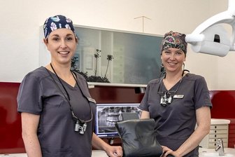 Frauenpower im Doppelpack: Zwei Zahnärztinnen starten in Auerbach durch - Eine Praxis mit zwei Chefinnen. Jessica Walther-Schulz (links) und Jana Weigelt schmeißen den Laden jetzt gemeinsam.