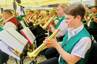 Frauenpower im Erzgebirge: Wie eine Kantorin das Bockauer Blasorchester dirigiert - Peggy Fuhrmann spielt bei den Bockauer "Holzhackern" Trompete und steht ab und zu am Dirigentenpult. Für die Kantorin eine Abwechslung zur Kirchenmusik.