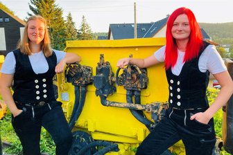 Frauenpower in luftiger Höhe: Dachdecker sprechen im Erzgebirge auch zwei Gesellinnen frei - Celina Eberlein (r.) aus Schwarzenberg und Melany Philipp sind am Freitag in Bad Schlema offiziell in ihren Berufsstand gehoben worden. Das Dachdecker-Handwerk hat es den beiden Frauen angetan.