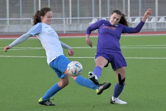 Frauenpower: Wie der FC Erzgebirge Aue an seinem Saisonziel feilt - und was den Trainer wurmt - FCE-Kapitänin Elisa Polusik (r.) bekommt es in dieser Szene mit Jana Gut vom SSV Stötteritz zu tun. Die zweite Saisonhälfte wird für die Veilchen kein Spaziergang.