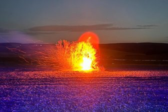 Frauenstein: Baum geht in Flammen auf - Ein Baum bei Frauenstein stand am Montagnachmittag in Flammen.