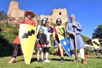 Frauenstein: Mittelalter wird am Dicken Merten lebendig - Familienausflug der Jansens mit Mutter Bettina, Vater Sebastian, Tochter Luise und Junior Johann, hier mit den Vereinsfreunden der „Mark Meißen 1200“, Ralf Gommlich (l.) und Jonas Bock (r.).
