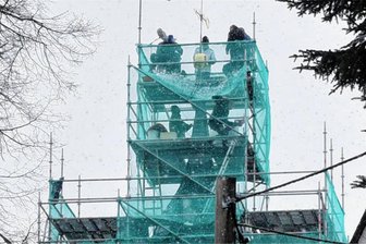 Frauenstein: Was in der neuen Turmkugel der Kirche Dittersbach steckt - In Dittersbach ist die aufgearbeitete Kirchturmbekrönung wieder installiert worden.