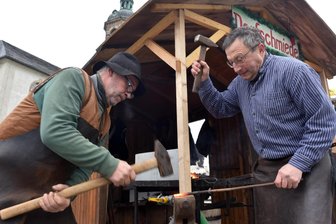 Frauensteiner schmieden eine eiserne Stimmgabel zu Ehren Silbermanns - Die Schmiede Volker Niese (rechts) und Alexander Henker schmiedeten eine dem Orgelbauer Silbermann gewidmete Stimmgabel.