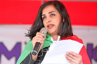 Frauenstreiktag in Zwickau: Als sie spricht, wird es still - Solmaz Kheyrollahpoor erinnerte beim Frauenstreiktag ans Schicksal der Frauen im Iran.