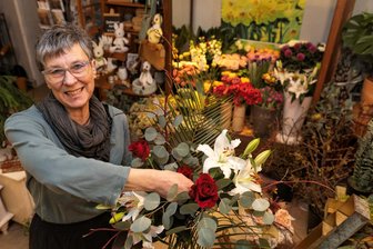 Frauentag: Für Erzgebirgerinnen gibt‘s nicht nur Blumen - Am 8. März ist Internationaler Frauentag. Frühlingssträuße werden bei den Floristen von „Schneeweißchen und Rosenrot“ in der Kreisstadt für diesen Anlass am meisten geordert. Im Bild: Floristin und Geschäftsführerin Ellen-Ines Seidel. Der Blumenladen liefert auch bis in 15 Kilometer Entfernung frische Blumen.