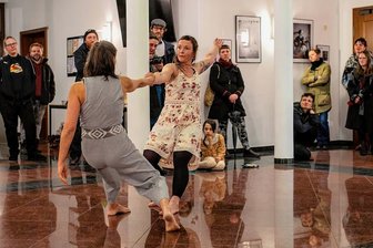 Frauentag in Rochlitz: Eine Stadt gewährt weibliche Einblicke - Sehenswert: Die Performance von Gabriele Bocek und Cornelia Kluge - beide Mondstaubtheater Zwickau - im Foyer des Rathaus.