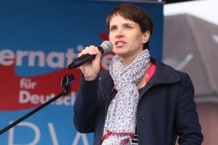 Frauke Petry: Die Oppositionschefin in der AfD - Hochschwanger und auch in den eigenen Reihen schwer unter Druck: AfD-Chefin Frauke Petry im Wahlkampf in Essen.