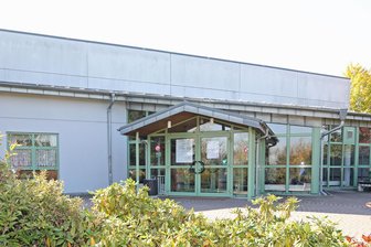 Fraureuth: Ausschreibung des Glowatzky-Preises für Leistungen junger Menschen läuft - Auch die Mehrzweckhalle in Fraureuth trägen den Namen des Stiftungsgründers Erich Glowatzky.