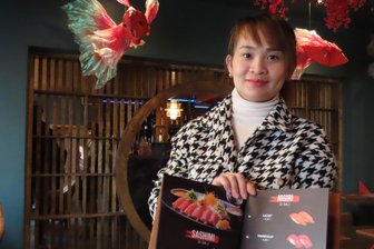 Fraureuth: Betreiber des Restaurants „Oishi“ sind in Westsachsen angekommen - Wirtin Thanh Thi Nguyen freut sich über den Zuspruch der Gäste im „Oishi“.