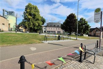 Fraureuth: Das ganze Dorf feiert am Wochenende Heimatfest - Auf dem Platz vor dem Fraureuther Herrenhaus wird zünftig gefeiert. Auch im Park am Gemeindeamt ist viel los.