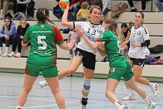 Fraureuth distanziert ärgsten Verfolger - Zwar wird Stefanie Kleinfeld in dieser Szene am Torwurf gehindert, am Ende traf sie aber 14 Mal gegen Limbach-Oberfrohna.