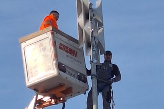 Fraureuth: Gemeinde bringt ihre Sirenen schrittweise auf den neuesten Stand - Fachleute installieren die neue Sirene auf dem Dach des Fraureuther Feuerwehrgerätehauses.