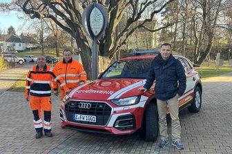 Fraureuth: Gemeindefeuerwehr fährt neuen Kommandowagen - Gemeindewehrleiter Jan Blechschmidt, sein Stellvertreter Robert Jakob und Robby Safferthal (von links) am neuen Auto.