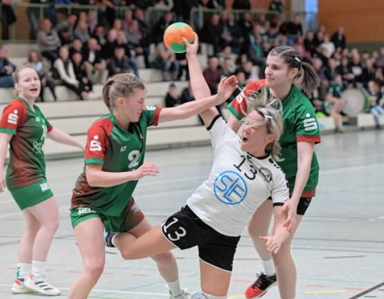 Fraureuth kämpft sich ins Finale - Manchmal tut Handball weh - wie in dieser Szene für Stefanie Kleinfeld vom HC Fraureuth, die im Bezirkspokal-Halbfinale von zwei Spielerinnen des BSV Limbach-Oberfrohna in die Mangel genommen wird. 