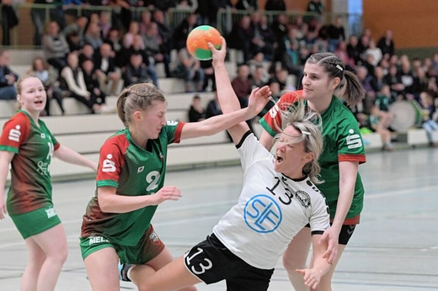 Fraureuth kämpft sich ins Finale - Manchmal tut Handball weh - wie in dieser Szene für Stefanie Kleinfeld vom HC Fraureuth, die im Bezirkspokal-Halbfinale von zwei Spielerinnen des BSV Limbach-Oberfrohna in die Mangel genommen wird. 