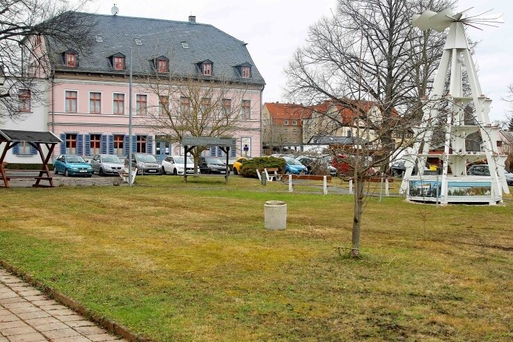 Fraureuth kann 185.000 Euro in die Ortsmitte stecken - Der Platz vor dem Herrenhaus am Fabrikgelände in Fraureuth soll mit Fördermitteln aufgewertet werden. Die Zusage liegt vor.