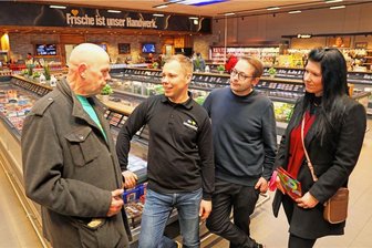 Fraureuth: Kunden stürmen den umgebauten Edeka-Markt - Edeka-Inhaber David Reichold (2. v. l.) im Gespräch mit Kunde Uwe Meyer (links) und den Kollegen Nadine Schreier und Patrick Gerner vom Edeka Flößner aus Chemnitz.