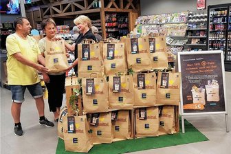 Fraureuth: Mitarbeiter wollen 100-Tüten-Marke knacken - Mitarbeiterin Frau Roswitha List nimmt eine Tüte entgegen.