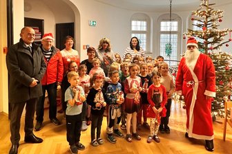 Fraureuth: Nikolaus bringt den Kita-Kindern Geschenke vorbei - Auch bei den Mädchen und Jungen der Kita „Kinderland“ im Ortsteil Ruppertsgrün schaute Nikolaus vorbei.