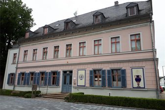 Fraureuth: Oldtimer und Traktoren fahren am Herrenhaus vor - Am Herrenhaus treffen sich am Samstag wieder Liebhaber von Traktoren sowie vier- und zweirädrigen Oldtimern.