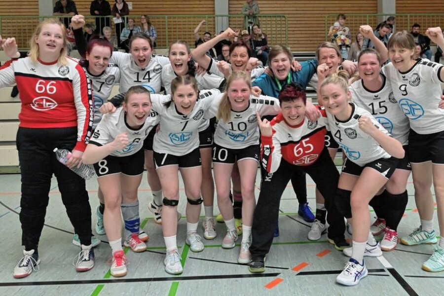 Fraureuth packt den Aufstieg - Nach dem Heimsieg gegen den HC Glauchau/Meerane II ist den Handballerinnen des HC Fraureuth der Bezirksmeistertitel nicht mehr zu nehmen. Neben dem Aufstieg in die Verbandsliga will die Mannschaft Anfang Juni auch noch den Bezirkspokal holen. 