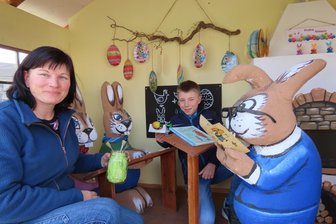Fraureuth schiebt die Osterpyramide an - Susann Pregler und Sohn Bruno bauten am Mittwoch die Fraureuther Hasenschule auf.