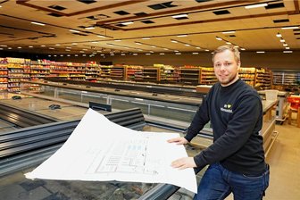 Fraureuth: So sieht der neue Edeka von innen aus - Inhaber David Reichold mit dem Bauplan vor einem Teil der bereits eingebauten neuen Kühltruhen. 