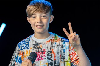 Fraureuth: „The Voice Kids“-Teilnehmer tritt in heimischer Halle auf - Das Bild zeigt Franz Uhlig bei den Aufnahmen für das Bewerbungsvideo in Hamburg. Bei „Classics unter Sternen“ in Zwickau stand er im Vorjahr vor 3000 Leuten erstmals mit einem Orchester auf der Bühne.