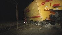 Ein umgekippter Lkw blockierte für mehrere Stunden die Straße zwischen Fraureuth und Neumark. 