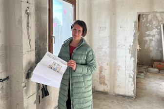 Fraureuth: Warum ein Großvermieter aus zwei Wohnungen eine macht - Vorstandschefin Nadine Luy im Wohnblock Fritz-Heckert-Ring 61 in Fraureuth, wo aus zwei Wohnungen eine gemacht wird. Der Umbau erfolgt nach den Wünschen der fünfköpfigen Familie, die dort bald einziehen will.