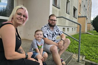 Fraureuth: Warum sich ein junges Paar in der Platte richtig wohl fühlt - Sind gut vernetzt, mögen das Landleben und freuen sich über den günstigen Wohnraum: Der angehende Lehrer Kevin Wasner und Heimerzieherin Rommy Fahland mit ihrem dreijährigen Mika, der gern auf der Wiese hinter der Platte oder auf dem großen Spielplatz herumtobt.