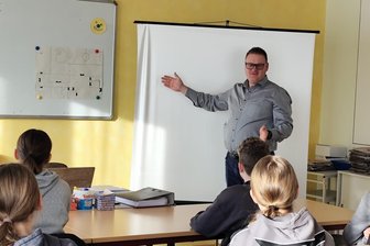 Fraureuther Erzieher macht sich selbstständig: Von der Kita zum Bildungsexperten - Matthias Pätz-Kunze hilft Siebtklässlern bei der Berufsorientierung in den Räumen der Handwerkskammer Zeulenroda.