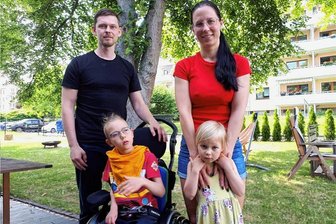 Fraureuther Familie vom Schicksal gebeutelt: Spendenaktion soll helfen - Familie Hendel ist von Silberstraße nach Fraureuth in eine ehemalige Arztpraxis gezogen. Das Haus ist behinderten- und rollstuhlgerecht und damit für Finn bestens geeignet.