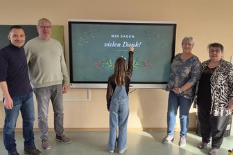 Fraureuther Grundschule rüstet auf: Digitale Tafel für 6000 Euro dank lokaler Stiftung - Frank Schlegel (2. v. l.) und seine Frau Andrea (2. v. r.) während der Übergabe.