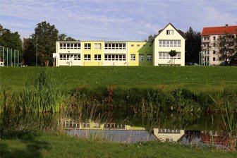 Fraureuther Hortkinder freuen sich über Restcents - Das Außengelände des Fraureuther Schulhortes bekommt Sitzgelegenheiten.