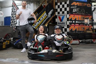 Fraureuther Kartbahn-Team in Feierlaune - Was das mit Michael Schumacher zu tun hat - Zwei Kinder der Familie, Amely und William Piehler sowie Schwiegersohn Randy Tittel (hinten) helfen auf der Kartbahn mit. Die 26-jährige Amely hat gerade ihren Master im nachhaltigen Personalmanagement an der WHZ in Zwickau gemacht.