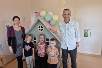 Fraureuther Kinder nehmen besonderes Spielhaus in Besitz - Die Kleinen der „Igel“-Gruppe freuen sich mit Cathleen Herold und Robby Safferthal über ihr Haus.