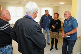 Fraureuther nehmen neues Haus unter die Lupe - Einrichtungsleiterin Susanne Ruhnow hatte beim Tag der offenen Tür im neuen Pflegekompetenzzentrum an der Werdauer Straße in Fraureuth viele Fragen zu beantworten.