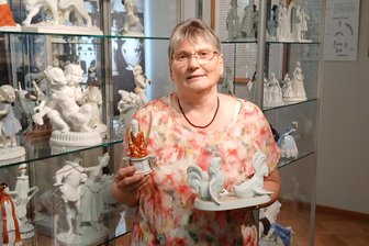 Fraureuther Porzellan im Herrenhaus: Neue Stücke aus Reichenbacher Nachlass - Anette Böhme kann Besuchern der Ausstellung im Herrenhaus neue Exponate präsentieren.