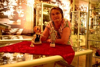 Fraureuther Porzellansammler zeigen neue Schätze - Anette Böhme vom Porzellanverein Fraureuth mit einigen der neuen Ausstellungsstücke, die ab Sonntag zu sehen sind.