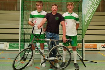 Fraureuther Radballbrüdern gelingt der zweite Aufstieg in Folge - Trainer André Haase (Mitte) freut sich mit Jakob (links) und Daniel Kaiser über den Aufstieg in die Landesliga.