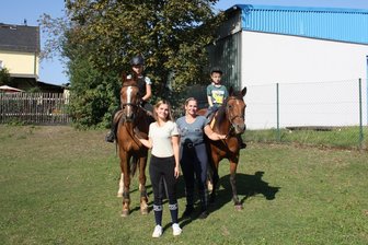Fraureuther Reitverein gibt es seit 25 Jahren - Lilly Sommer auf Pferd Daysi, Sunny Wolf und Kristin Wolf (Jugendwartin) sowie Mats Moscher auf Pferd Malaysia (von links).