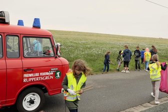 Fraureuther Schüler und Feuerwehren machen zusammen sauber - Entlang der Straßen sammelten die Grundschüler gemeinsam mit den Feuerwehren Unrat auf.