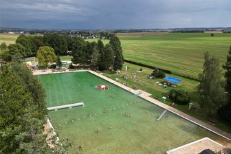 Fraureuther Schwimmmeister hat gekündigt: Stammgäste fürchten Schließung des Waldbades - Dunkle Wolken über dem Fraureuther Freibad: Der langjährige Schwimmmeister René Dietsch hat zum Jahresende gekündigt. Badegäste sammeln im ganzen Ort Unterschriften, damit er bleibt.