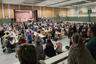Fraureuther verabschieden sich mit Handschlag von ihrem Bürgermeister - Viele Fraureuther kamen zum Kommunalgespräch, das der Posaunenchor musikalisch begleitete.